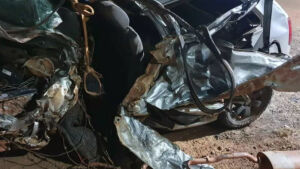 Duas crianças ficam feridas após acidente entre carro e carreta na MS-306