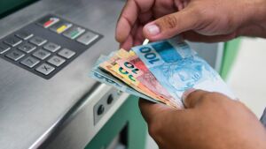 Governo de MS paga primeira parcela do 13º salário no dia 25 e injeção na economia do Estado deve bater R$ 300 milhões