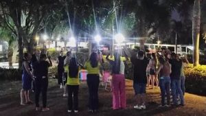 Familiares e amigos fazem vigília na Santa Casa por menina queimada com chapão em Coxim