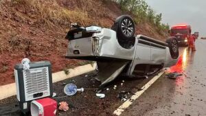 Caminhonete capota várias vezes na BR-359 entre Alcinópolis e Coxim e deixa três pessoas feridas