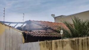 Mulher foi esfaqueada, arrastada até o quarto e incendiada em MS 