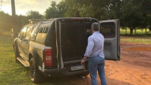 Homem é preso após atacar a mãe com foice em MS