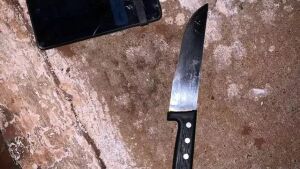 Mulher assassinada com 11 facadas tinha ferimentos na cabeça, pescoço e costas no 32º feminicídio do ano em MS 