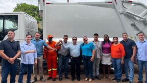Prefeitura de Coxim recebe novo caminhão de lixo e reforça serviço de coleta de resíduos sólidos