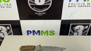 Homem armado com faca ameaça mulher e bebê recém-nascido em MS