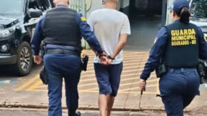 Homem é esfaqueado em casa no peito pelo enteado em MS