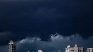 'Perigo': todo o MS está na rota de tempestade com ventos de 100 km/h nesta segunda-feira
