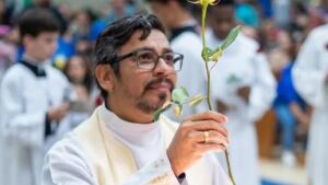 Meninas são chamadas após crime para limpar casa onde padre foi morto em MS 