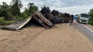 Motorista desvia de caminhonete e tomba carreta na BR-163 entre Coxim e Pedro Gomes 
