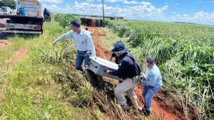 Corpos de passageiros mortos são retirados de ônibus tombado na BR-163 em Sonora após 7h do acidente 