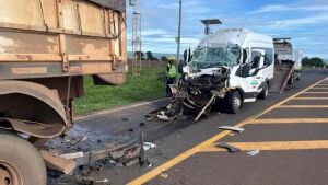 Van com pacientes de hemodiálise colide com caminhão na BR-163 perto de Sonora; um morre e 6 ficam feridos
