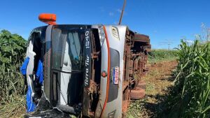 Ônibus tomba, duas pessoas morrem e 38 passageiros ficam feridos na BR-163 em Sonora