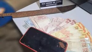 Em Rio Verde, adolescente mata pedreiro, incendeia casa e capota carro roubado na BR-163
