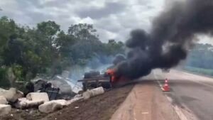 Carreta pega fogo após acidente e chamas altas assustam condutores na BR-163 entre Coxim e Sonora