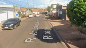 Mulher é agredida por golpes de machadinha na cabeça e pede socorro nua na rua 

