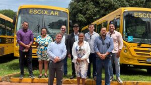 Coxim recebe dois novos ônibus escolares com acessibilidade
