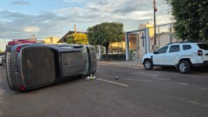 Veículo capota ao desviar de patinete elétrico em avenida de Coxim