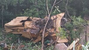 Caminhão que transportava colheitadeira cai na Serra da Alegria, em Rio Verde, e deixa dois mortos