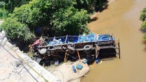Caminhoneiro morre após caminhão sair da pista e cair em rio na BR-163, entre Sonora e Pedro Gomes