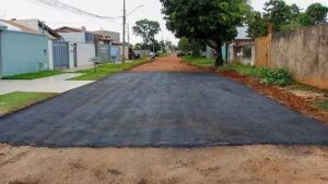 Cansado de esperar, morador asfalta só a frente de casa após vaquinha com vizinhos fracassar em MS 