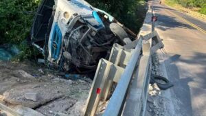 Caminhão despenca de ponte na BR-163 em Coxim e motorista fica preso às ferragens
