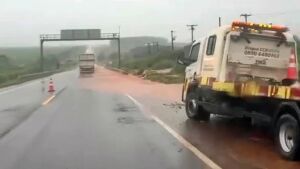  Chuvas causam pontos de alagamento na BR-163 e água invade pista em São Gabriel do Oeste 