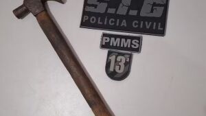 Homem é preso após tentar matar a esposa com golpes de martelo na cabeça em frente a filha em MS