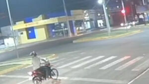 Motociclista parado em semáforo é atropelado e suspeito foge em MS