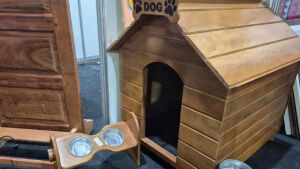 Procurado pela Justiça, é encontrado escondido em casinha de cachorro em MS
