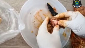 Avó é presa ao levar cocaína escondida em carne de panela a neto em presídio de MS
