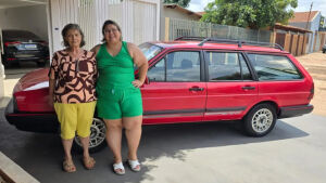 Advogada de MS compra réplica do carro da mãe após 31 anos e causa emoção na família e amigas