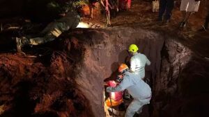 Criança de 2 anos cai em buraco de obra ao visitar pai no serviço em MS