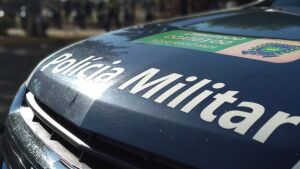 Polícia Militar em Coxim prende homem por agredir familiares em residência 