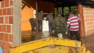 Militares do Exército auxiliam vítimas das enchentes em Coxim