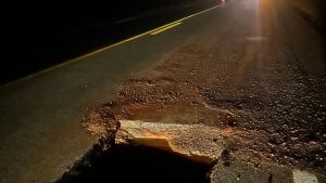 Buraco na BR-163 danifica 9 veículos em Coxim e revolta motoristas em contradição com pedágio caro e duplicação inacabada
