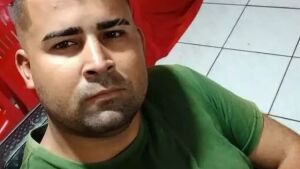 Em Coxim, homem de capacete invade casa, escala parede e executa rapaz a tiros