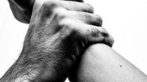 Ex-marido invade casa, agride mulher, rasga medida protetiva e a enfia na boca da vítima em MS