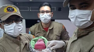 Bebê nasce dentro de viatura dos bombeiros após parto de emergência em MS
