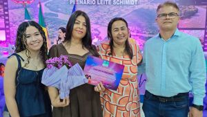 Vereadora Lúcia da AAVC homenageia Eliane Lopes com Moção de Congratulação em sessão solene pelo Dia Internacional da Mulher