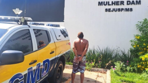Homem agride e arrasta companheira pelos cabelos e é preso em MS
