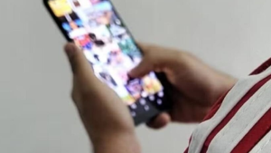 Mulher leva celular para conserto e descobre que técnico compartilhou vídeo íntimo