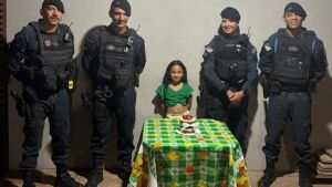 Presença da Força Tática emociona a pequena Alice Valentina  na comemoração do aniversário ao lado dos policiais em Coxim 