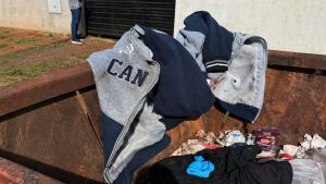 Bebê encontrado em lixeira ainda tinha cordão umbilical e morreu horas antes em MS 