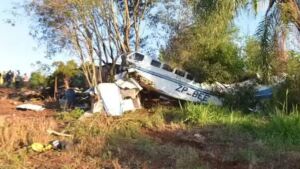 Avião carregando R$ 15 milhões cai e moradores roubam dinheiro