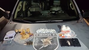 Polícia Militar em Coxim apreende drogas e munições e prende casal por tráfico 
