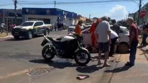 Grave acidente entre motos e carro é registrado em Coxim