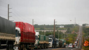 Caminhoneiro terá que pagar por carga de soja de R$ 87 mil 'largada' em posto de combustível