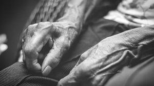 Filha espanca o próprio pai com socos e pontapés em MS