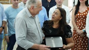 Vereadora Lúcia da AAVC homenageia o deputado federal Dr. Luiz Ovando com Título de Cidadão Coxinense