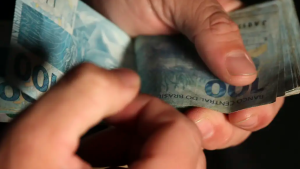 Caixa e BB liberam abono salarial para nascidos em março e abril